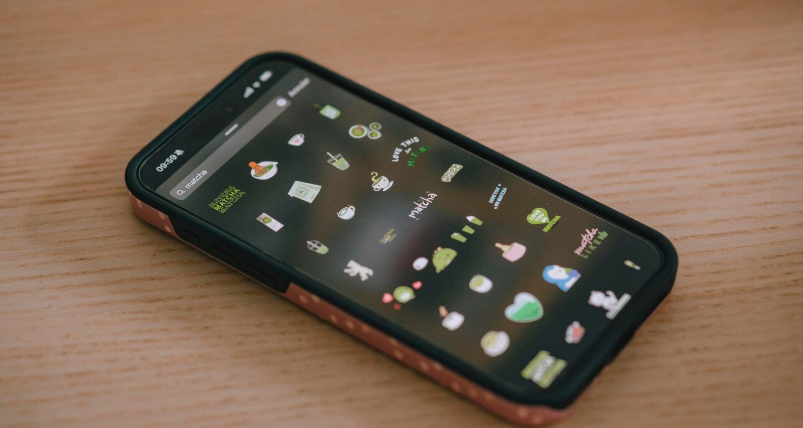 Ein Smartphone mit vielen App-Icons auf dem Display, das die Vielfalt moderner mobiler Anwendungen zeigt.