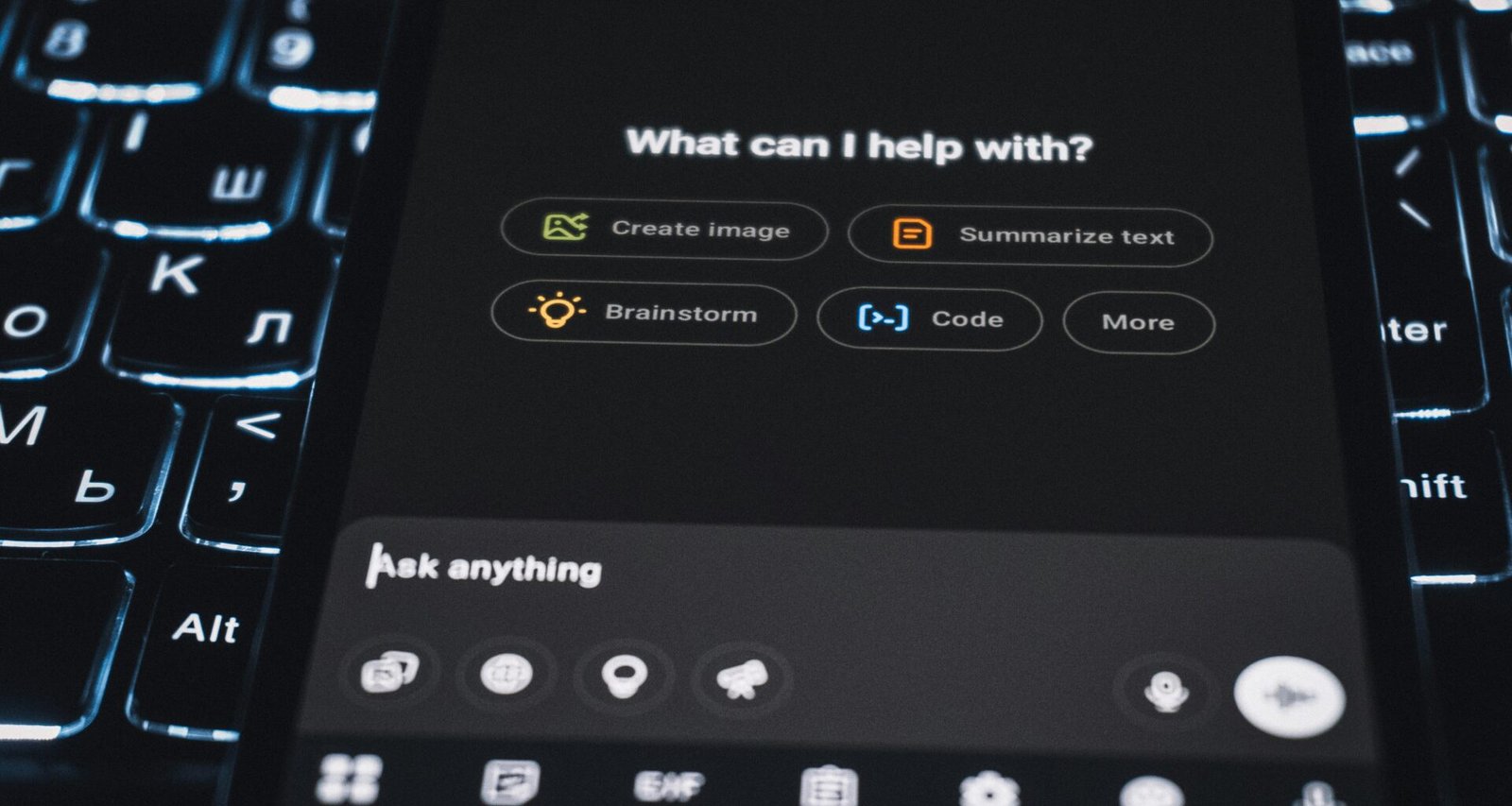 Ein Smartphone mit geöffneter KI-Assistenten-Oberfläche liegt auf einem Tisch und zeigt moderne Technologie.