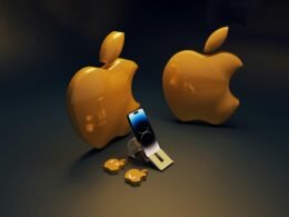 Spielzeugfigur mit Schlüssel und separatem Schlüssel als Symbol für Technik und Sicherheit im digitalen Kontext