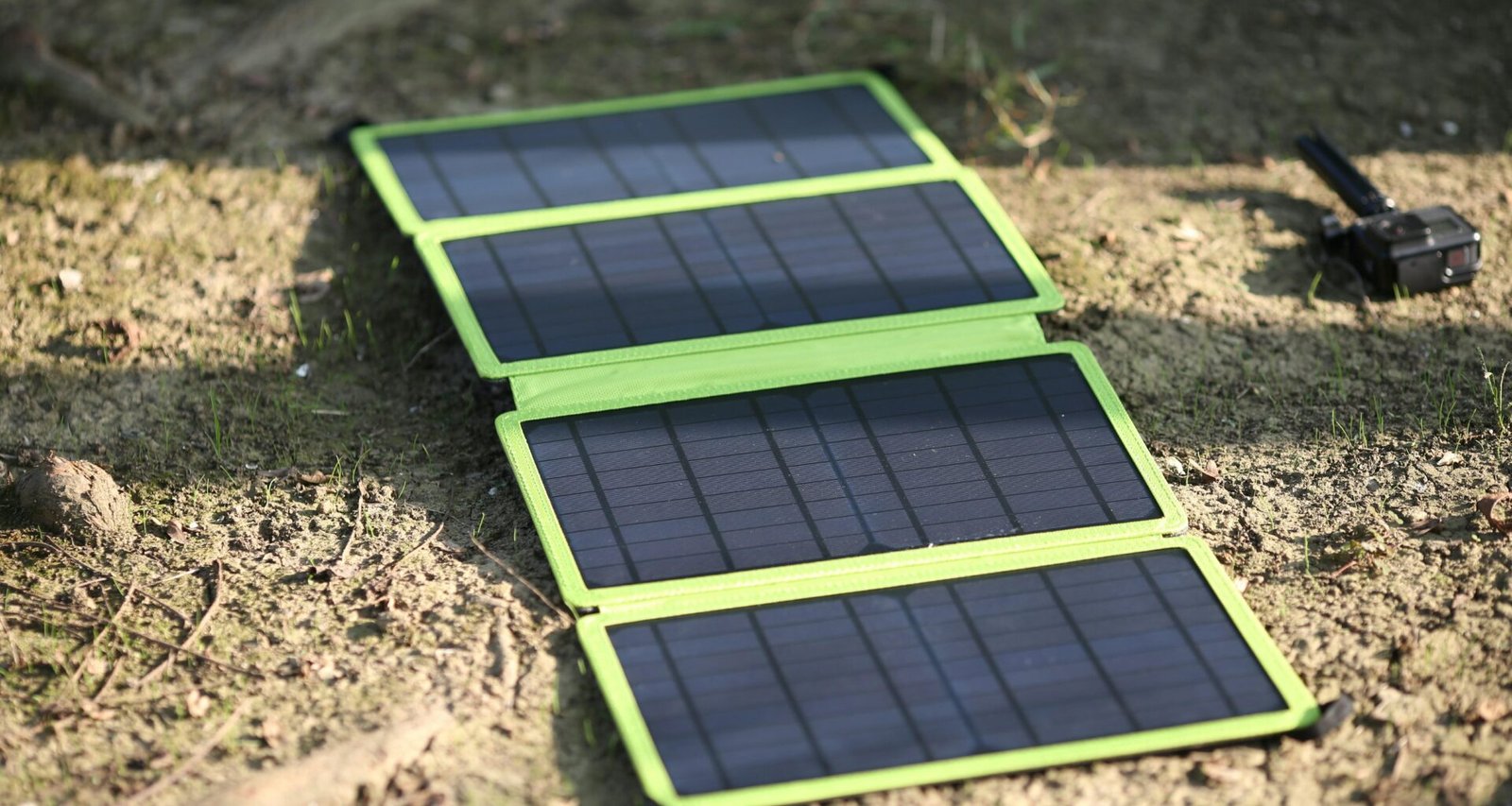 Ein Spielzeuggebäude steht auf dem Boden, fotografiert aus niedriger Perspektive, Details und Farben sind gut erkennbar.