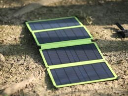 Ein Spielzeuggebäude steht auf dem Boden, fotografiert aus niedriger Perspektive, Details und Farben sind gut erkennbar.