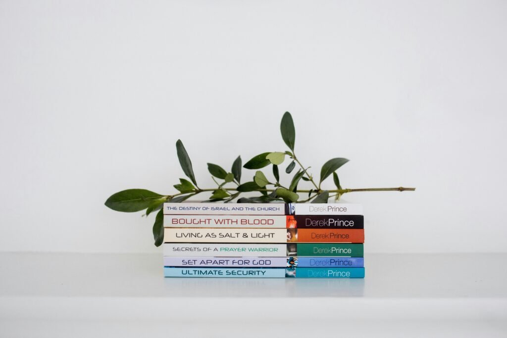 Mehrere Bücher liegen gestapelt auf einem Tisch, im Vordergrund für Artikel zur Bedeutung von Wissen und Bildung