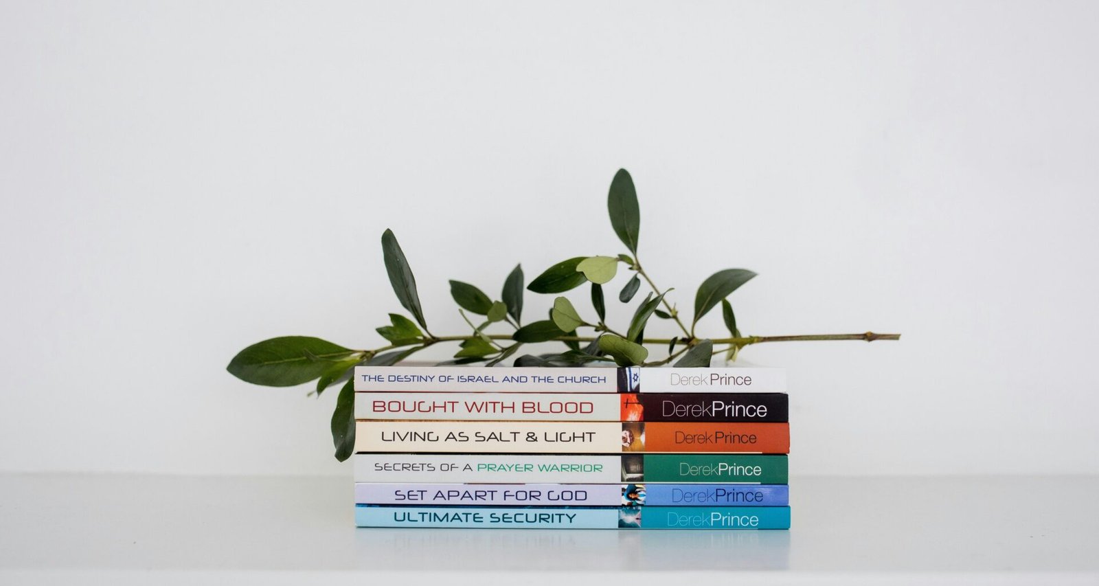 Mehrere Bücher liegen gestapelt auf einem Tisch, im Vordergrund für Artikel zur Bedeutung von Wissen und Bildung