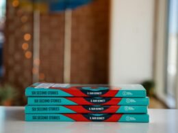 Ein Stapel von drei Büchern liegt übereinander auf einem Tisch, ideale Darstellung für Themen rund um Lernen und Recherche.