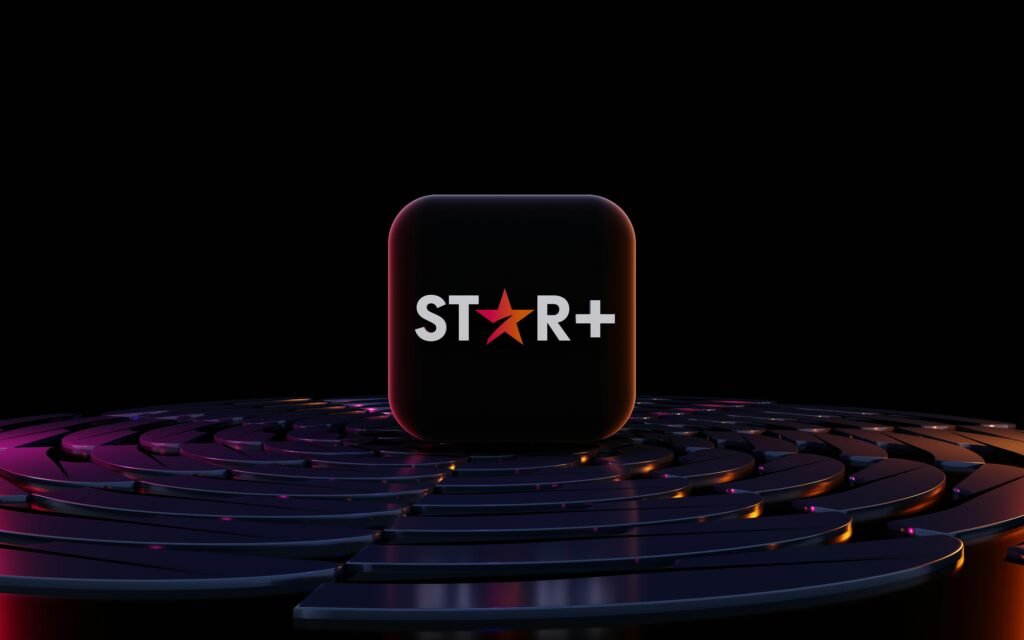 Ein Star Plus Logo befindet sich zentral auf einer schwarzen Computertastatur und steht für digitales Branding.