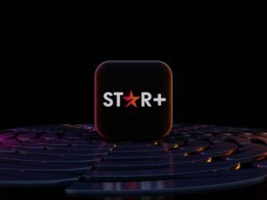 Ein Star Plus Logo befindet sich zentral auf einer schwarzen Computertastatur und steht für digitales Branding.