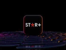Star Plus Logo liegt auf einer Computer-Tastatur und symbolisiert die Verbindung von Streaming und Technologie.