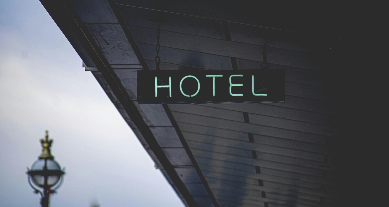 Ein Straßenschild auf einer Brücke, aufgenommen bei Tageslicht, zeigt klare Verkehrsführung im städtischen Umfeld.