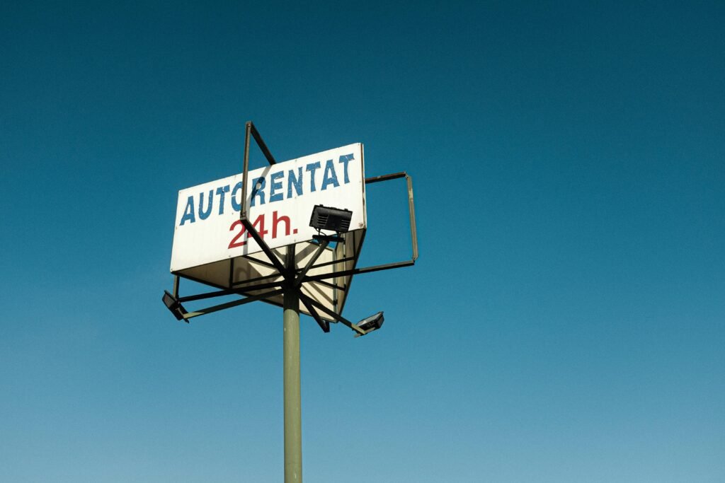 Straßenschild vor klarem Himmel, Symbol für Navigation und Orientierung im urbanen Umfeld