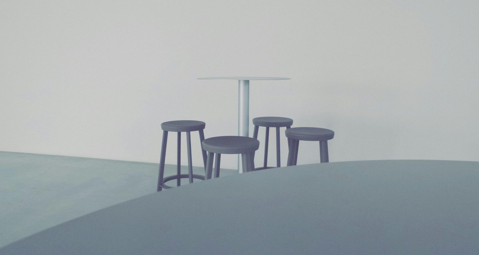 Ein moderner Stuhl steht auf festem Boden vor einem ruhigen Gewässer, aufgenommen bei Tageslicht in natürlicher Umgebung.