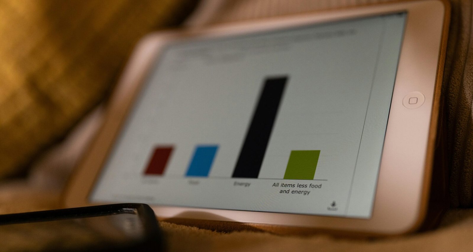 Ein Tablet-Computer liegt auf einem Bett und zeigt die vielseitige Nutzung digitaler Geräte im privaten Umfeld.