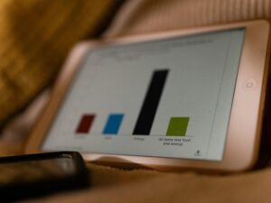 Ein Tablet-Computer liegt auf einem Bett und zeigt die vielseitige Nutzung digitaler Geräte im privaten Umfeld.