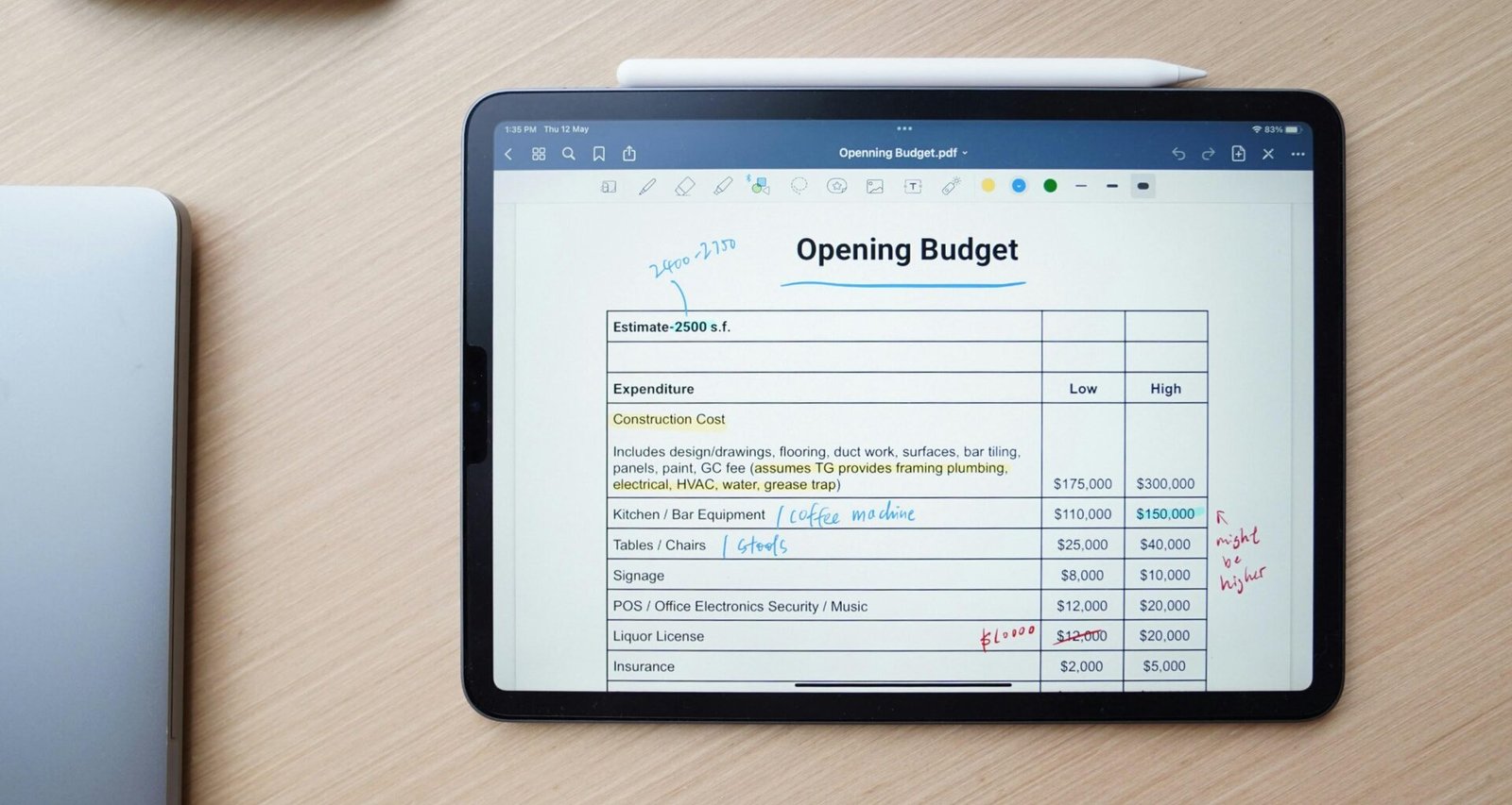 Ein Tablet mit aktiviertem Bildschirm liegt auf einer Oberfläche, der Fokus liegt auf dem Display und dem schlanken Design