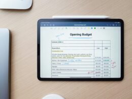 Ein Tablet mit aktiviertem Bildschirm liegt auf einer Oberfläche, der Fokus liegt auf dem Display und dem schlanken Design