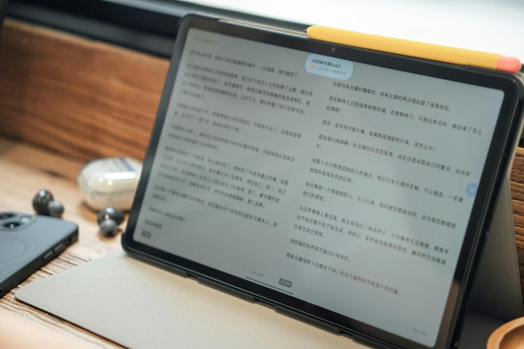 Ein zeitgemäßes Tablet mit eingeschaltetem Display auf hellem Untergrund, Fokus auf moderner Bildschirmtechnologie