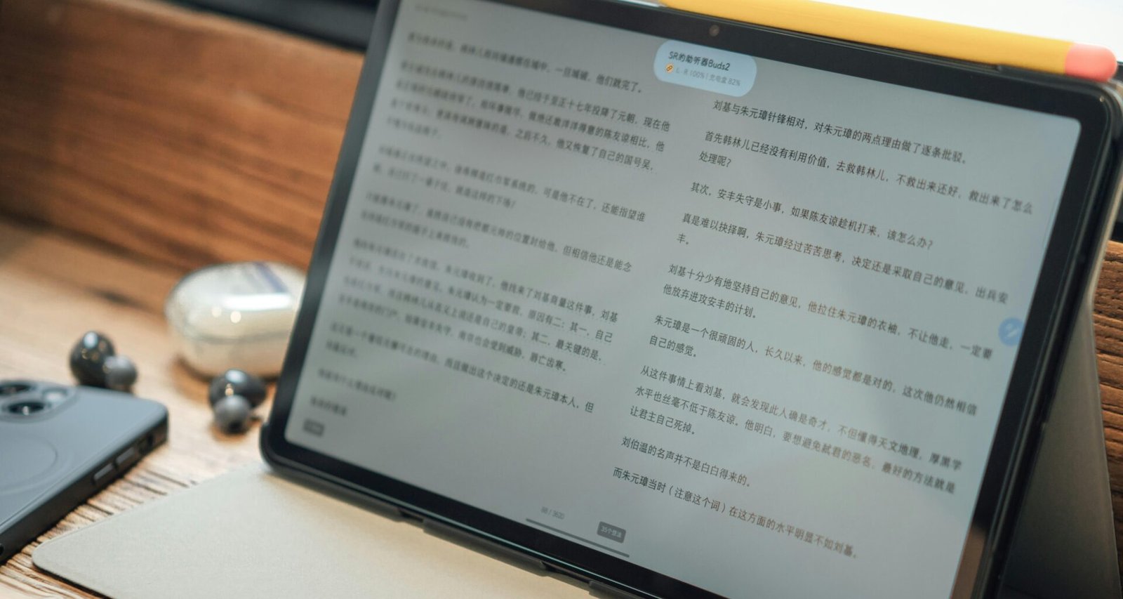 Ein modernes Tablet mit scharfem Bildschirm liegt auf einer Oberfläche und zeigt digitale Inhalte, geeignet für Arbeits- und Freizeitzwecke.