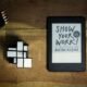 Tablet mit aufgeschlagenem Buch 'Show Your Work' auf einem hellen Untergrund, geeignet für Online-Marketing-Artikel