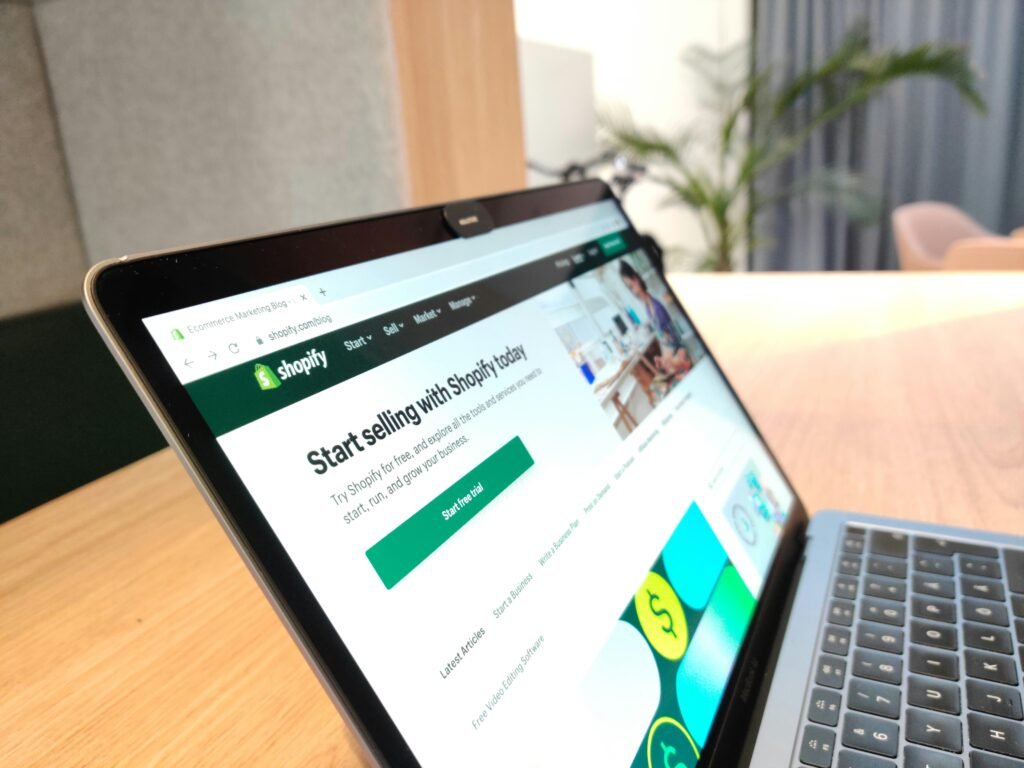 Ein Tablet und ein Laptop nebeneinander auf einem Schreibtisch als Symbol für digitale Arbeitsmittel