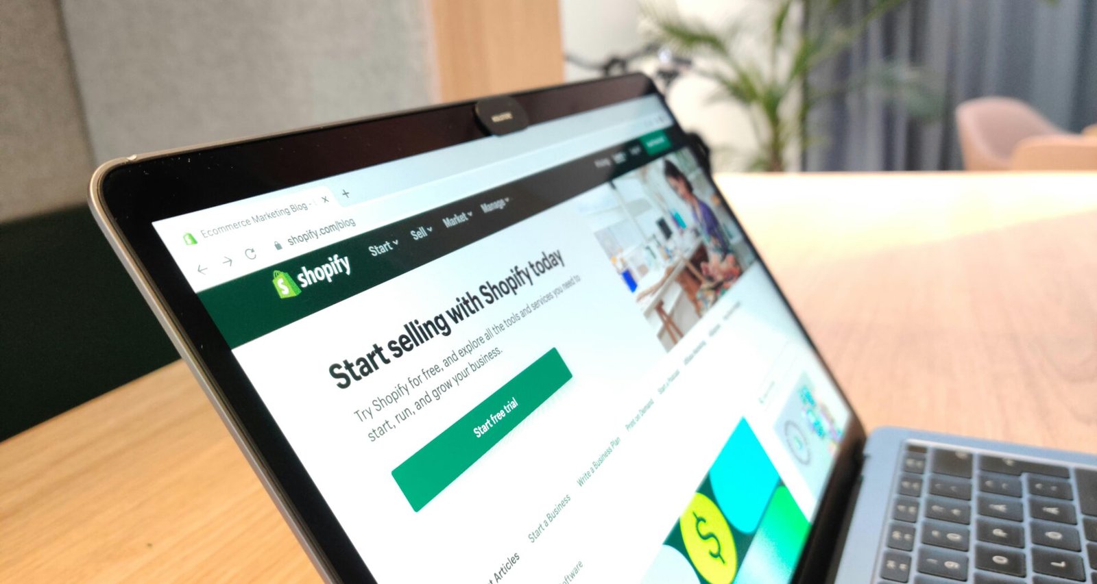 Ein Tablet und ein Laptop nebeneinander auf einem Schreibtisch als Symbol für digitale Arbeitsmittel