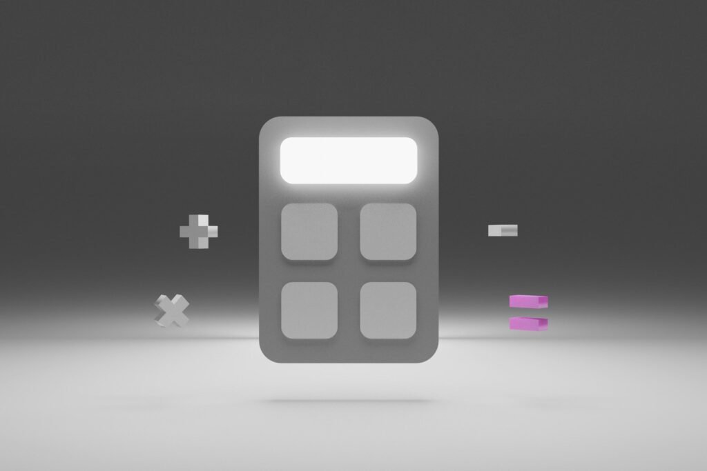 Ein moderner Taschenrechner liegt auf einem Holztisch und steht für analytische Werkzeuge im Online-Marketing.