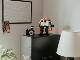 Ein Tisch mit einer Lampe und mehreren Legosteinen darauf, modern arrangiert und für kreative Arbeit genutzt