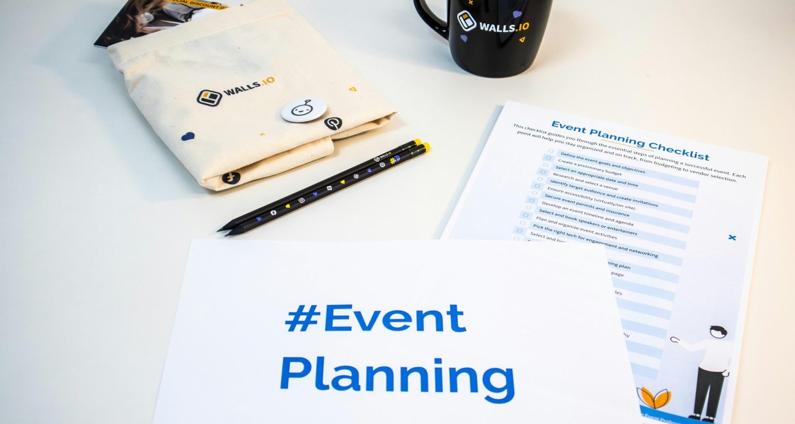 Ein Tisch mit einer Tasse Kaffee, Notizblock und Servietten, bereit für einen produktiven Arbeitstag