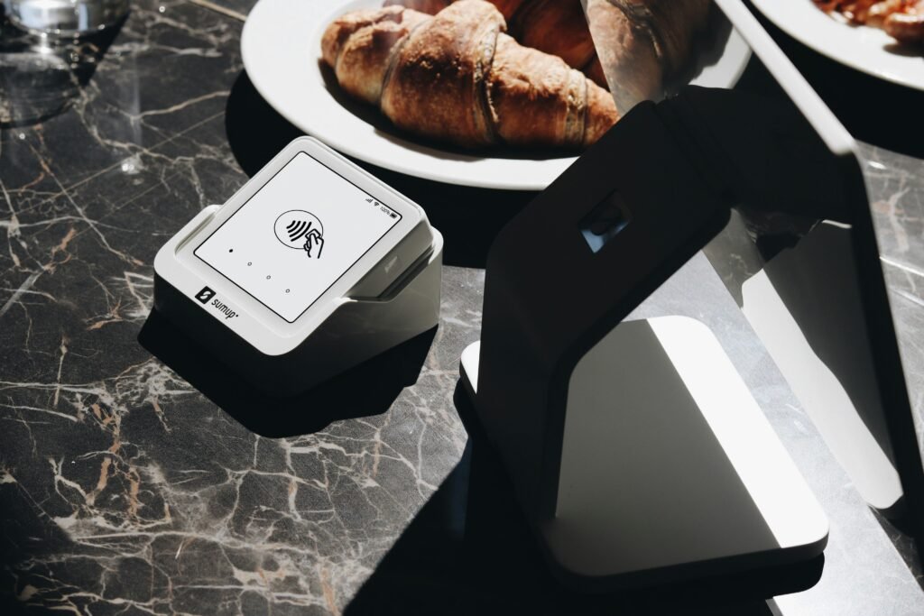 Ein gedeckter Tisch mit Tellern voller Speisen und einem Laptop, arrangiert als Arbeitsplatz und Essplatz zugleich