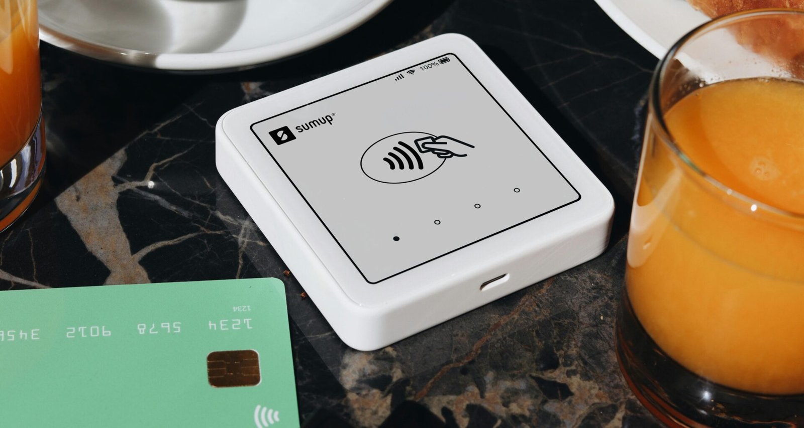 Ein gedeckter Tisch mit Tellern voller verschiedener Speisen und mehreren Gläsern frisch gepresstem Orangensaft.