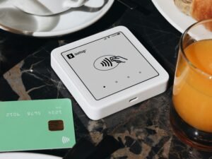 Ein gedeckter Tisch mit mehreren Tellern Speisen und Gläsern mit Orangensaft, geeignet für Beiträge zu Food oder Lifestyle