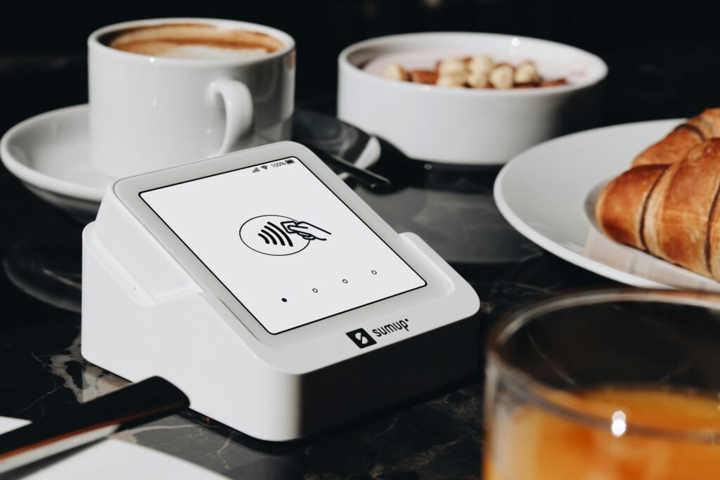 Ein gedeckter Tisch mit Tellern voller Speisen und mehreren Kaffeetassen, aufgenommen in moderner Umgebung