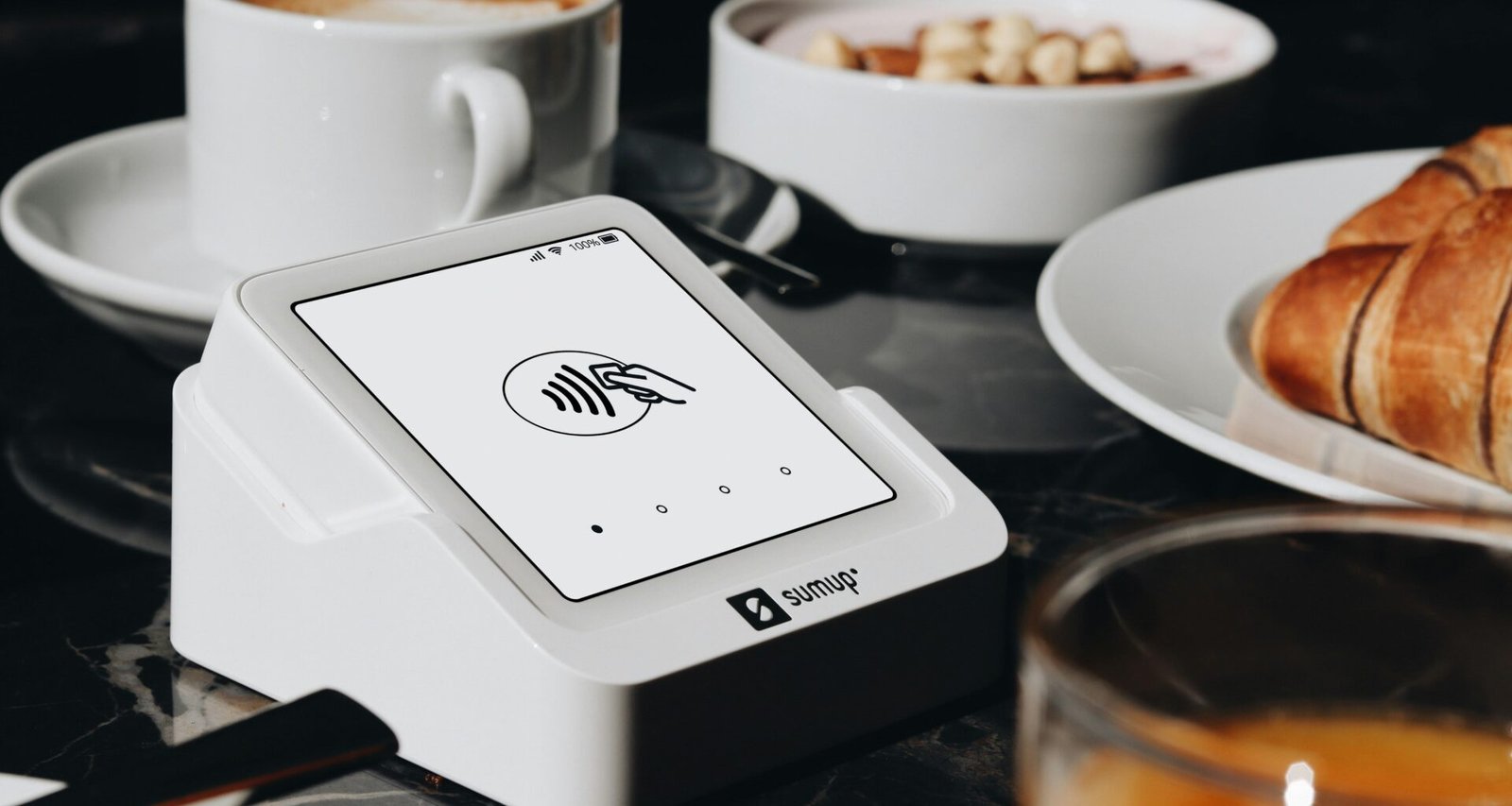 Ein Tisch mit verschiedenen Tellern voller Speisen und mehreren Tassen Kaffee, insgesamt ein einladendes Frühstücksensemble.