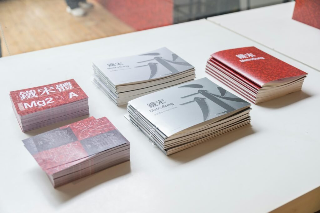 Mehrere Bücher liegen gestapelt und verteilt auf einem weißen Tisch, Nahaufnahme von oben fotografiert