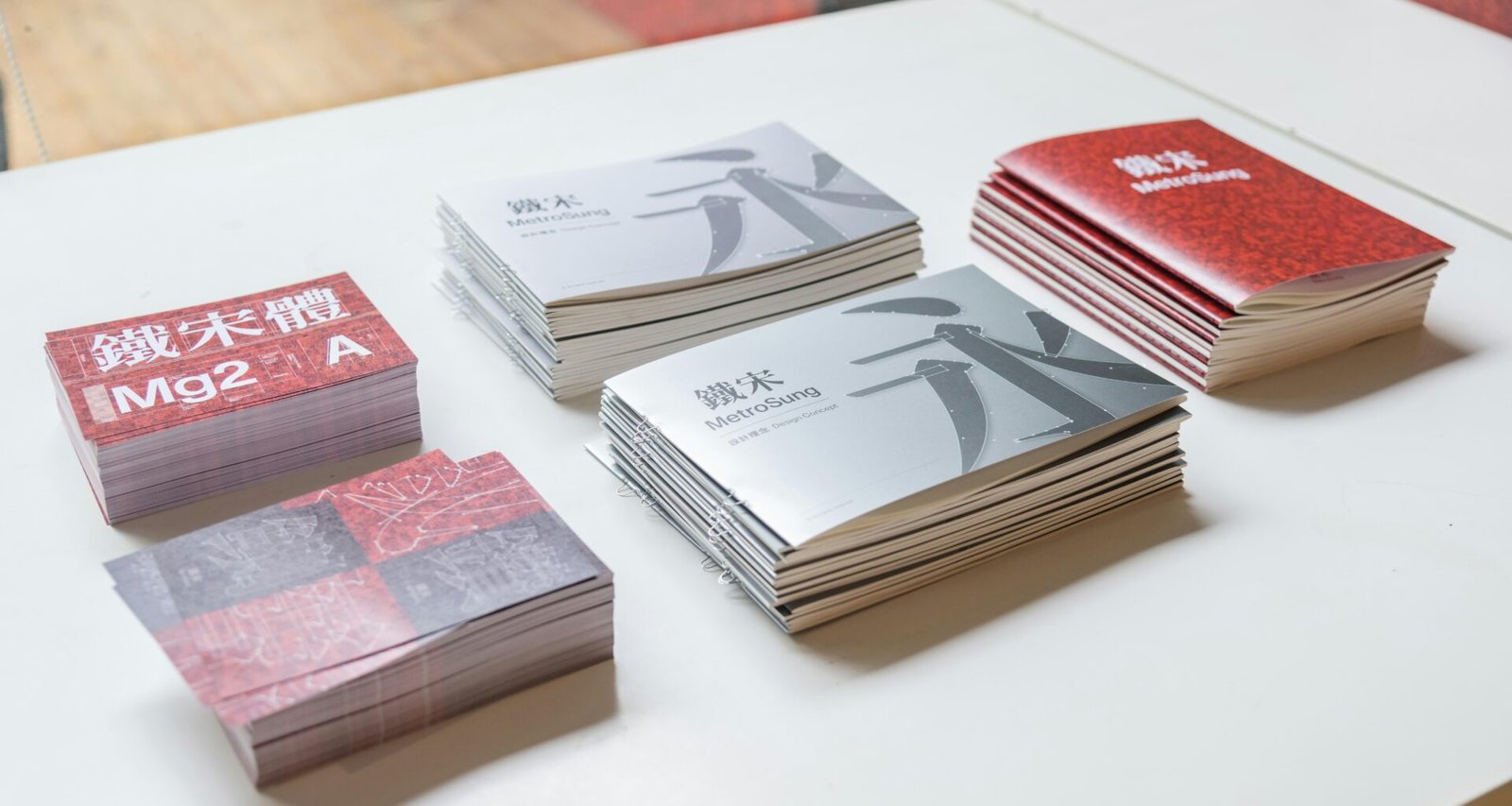 Mehrere Bücher liegen gestapelt und verteilt auf einem weißen Tisch, Nahaufnahme von oben fotografiert