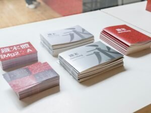 Mehrere Bücher auf einem weißen Tisch, gestapelt in unterschiedlichen Größen, als Inspirationsquelle für Leser und Kreative