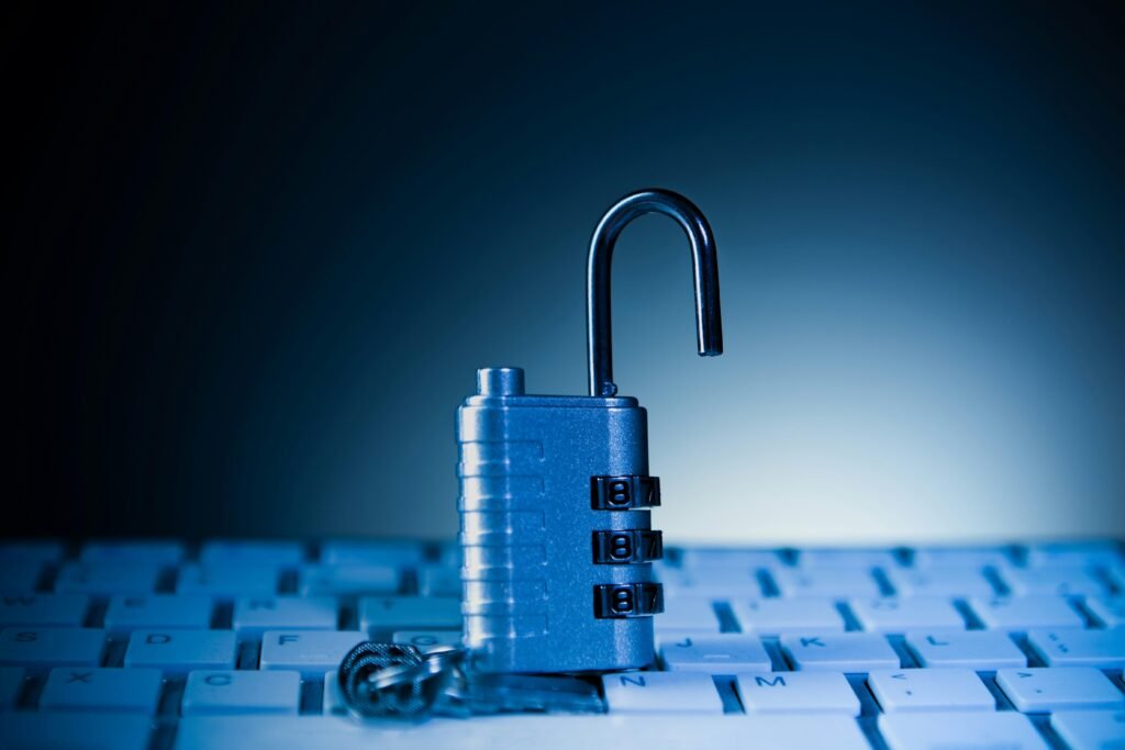 Ein geöffnetes Vorhängeschloss liegt auf einer Computer-Tastatur und steht für IT-Sicherheit und Datenschutz.