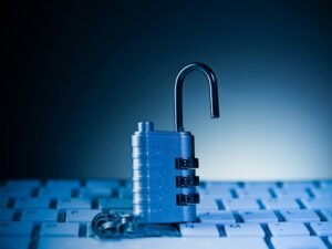 Ein entsperrtes Vorhängeschloss befindet sich auf einer Computer-Tastatur und steht für digitale Sicherheitsthemen.