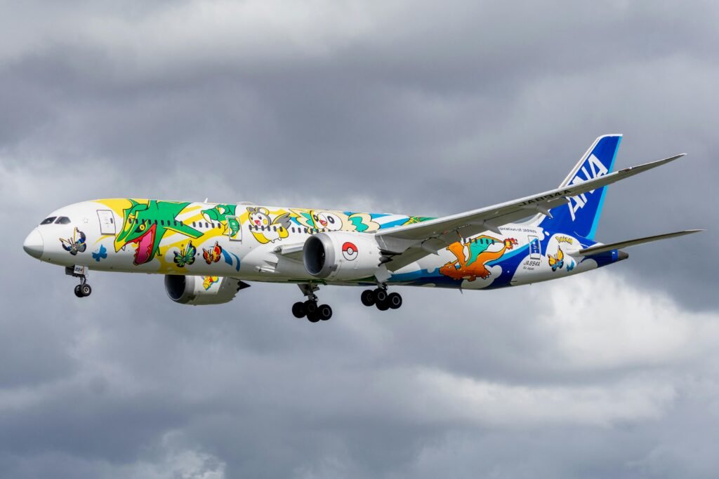 Kommerzielles Flugzeug mit farbenfrohen Cartoon-Figuren bemalt, seitlich am Flughafen stehend