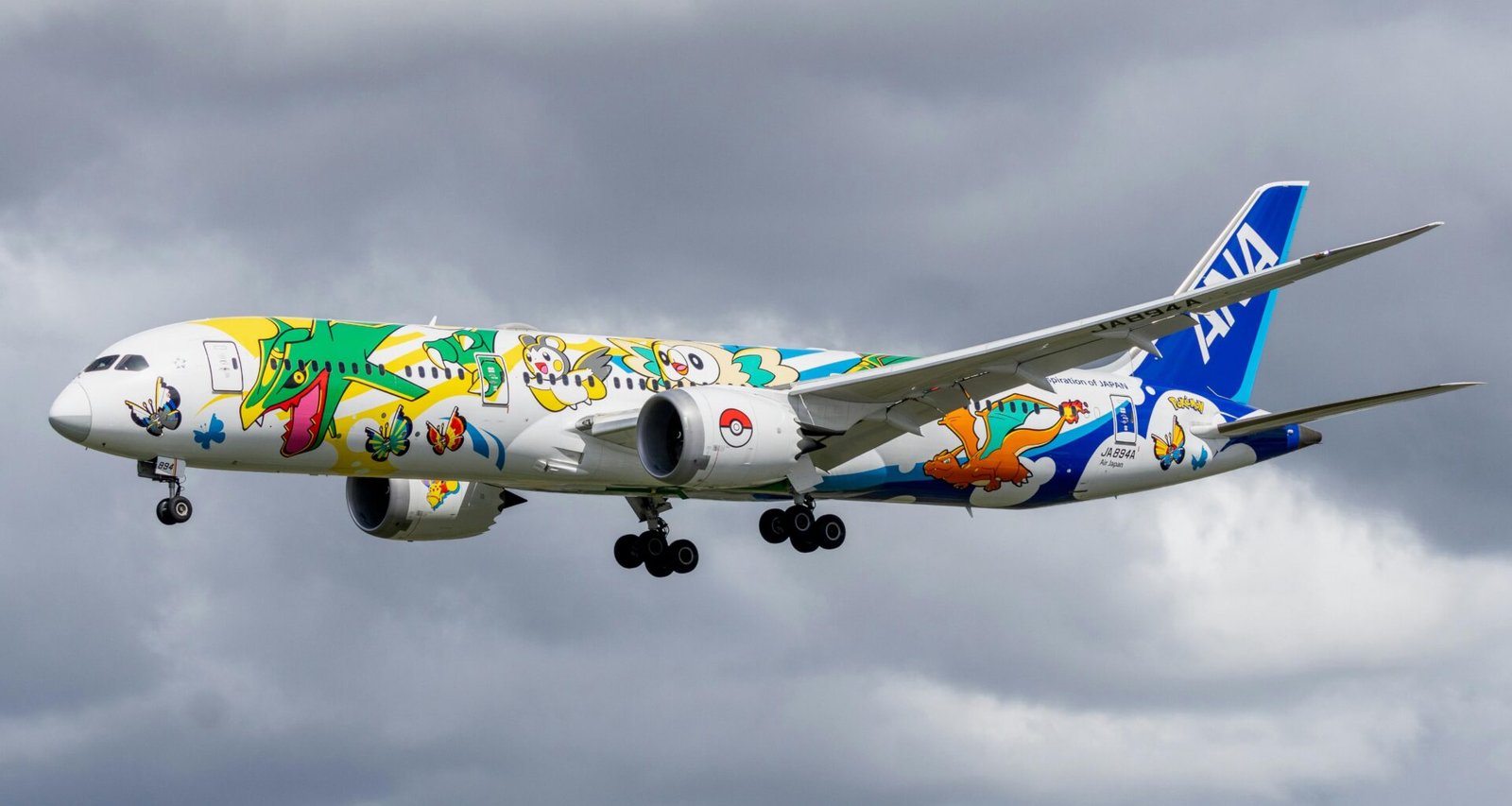 Kommerzielles Flugzeug mit farbenfrohen Cartoon-Figuren bemalt, seitlich am Flughafen stehend