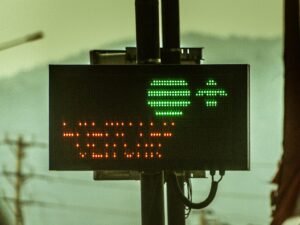 Ein Verkehrsschild auf einem Metallmast, mit blauem Himmel im Hintergrund, aufgenommen von Ruhan Shete
