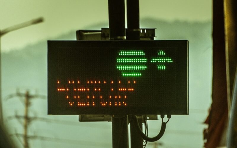 Ein Verkehrsschild auf einem Metallmast, mit blauem Himmel im Hintergrund, aufgenommen von Ruhan Shete