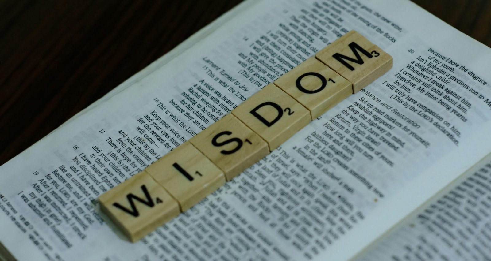 Scrabble-Spielsteine sind so angeordnet, dass sie das Wort 'W' auf einem hellen Hintergrund bilden.