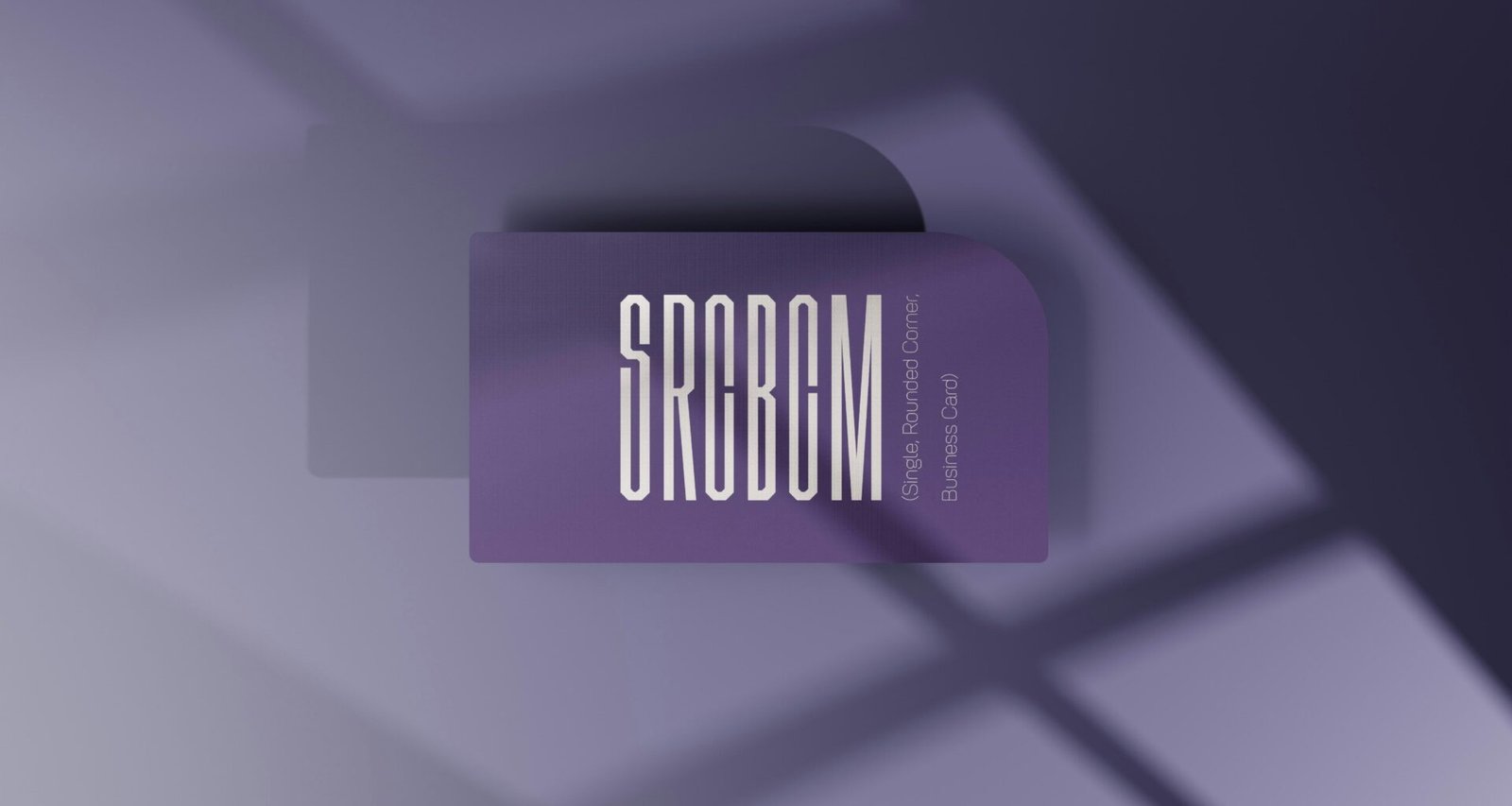 Verschwommene lila Visitenkarte auf dunklem Hintergrund als Beispiel für kreatives Geschäftskartendesign.