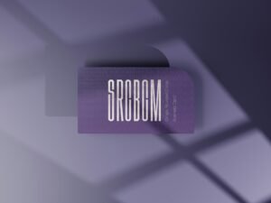 Verschwommene lila Visitenkarte auf dunklem Hintergrund als Beispiel für kreatives Geschäftskartendesign.