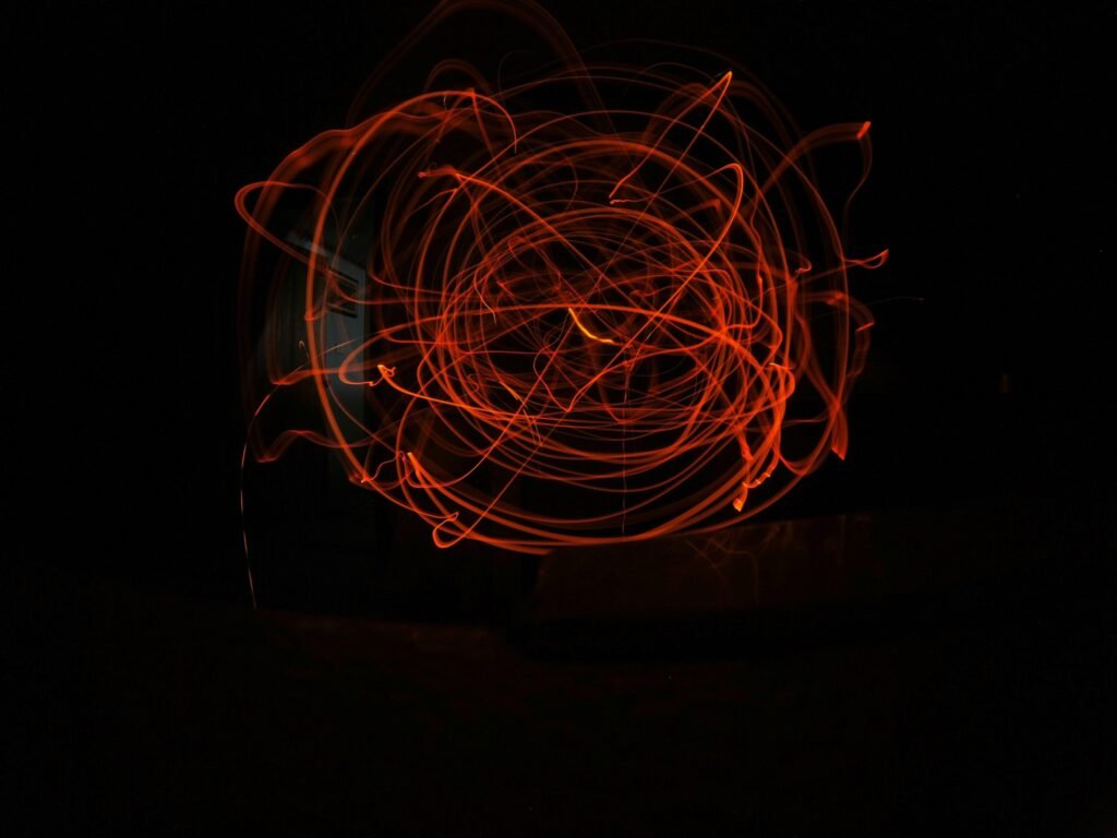 Verschwommenes rotes Objekt vor dunklem Hintergrund, modernes Beispiel für kreative Fotografie