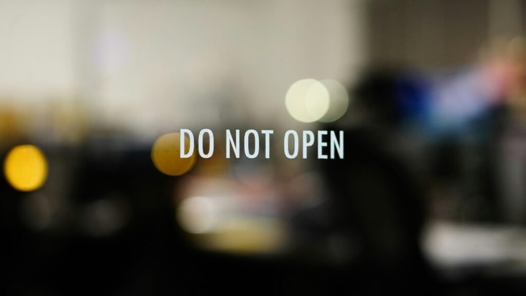 Unscharfes Foto eines Schildes mit der Aufschrift Do Not Open – Symbolik und Relevanz im digitalen Raum