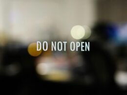 Unscharfes Foto eines Schildes mit der Aufschrift Do Not Open – Symbolik und Relevanz im digitalen Raum
