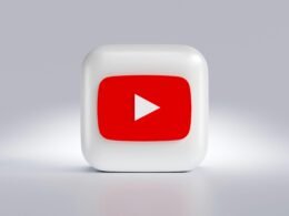 Quadratischer weißer Button mit rotem Pfeil als zentrales UI-Element auf neutralem Hintergrund