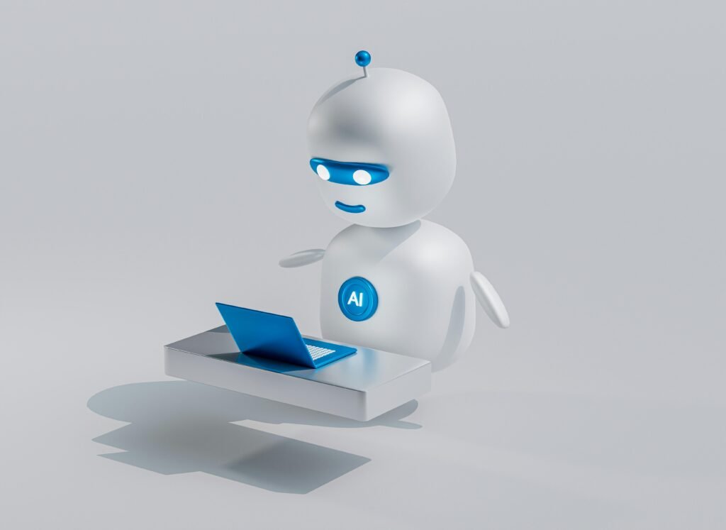 Ein weißer Roboter mit blauen Augen sitzt an einem Tisch vor einem aufgeklappten Laptop in einer modernen Umgebung.
