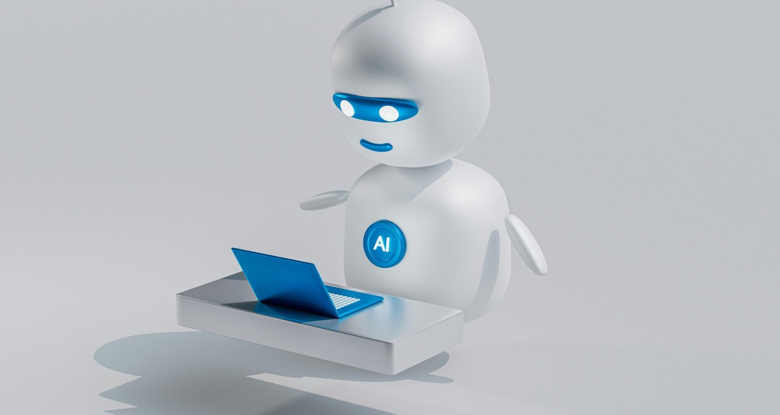 Ein weißer Roboter mit blauen Augen sitzt an einem Tisch vor einem aufgeklappten Laptop in einer modernen Umgebung.
