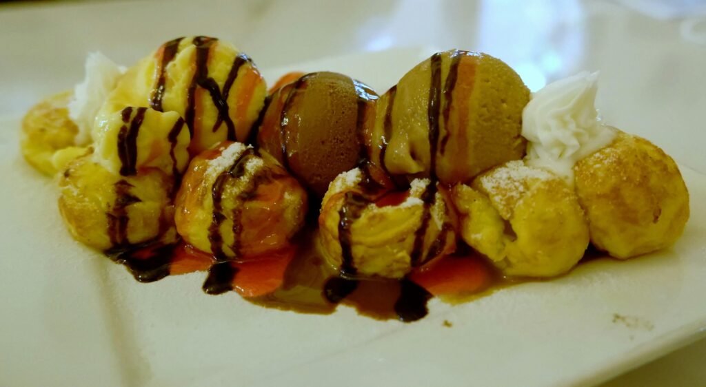 Eine weiße Platte mit Bananen und Dessertstücken, stilvoll arrangiert für einen ansprechenden Bildbeitrag.